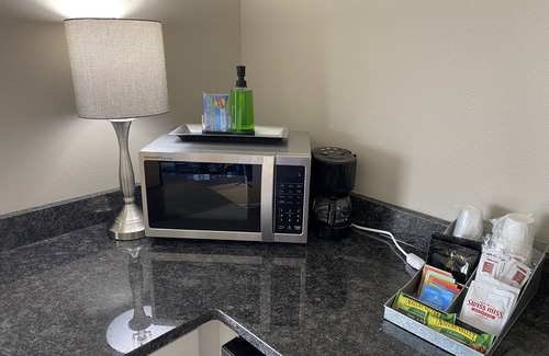 Davenport Apartment | Breath Taking view of the Lake In This Cozy Newly Remolded Room With Kitchenette