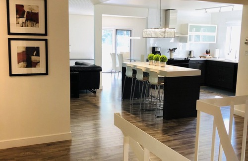 Niagara-on-the-Lake House | Breathtaking Views of the Niagara River from a Private Contemporary Home in NOTL
