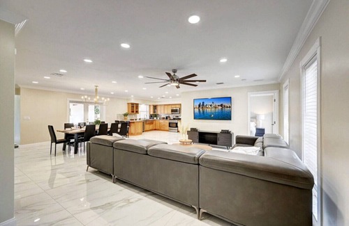 Hollywood Lakes Villa | Breathtaking 5BR & 3BA Villa near Hollywood Beach