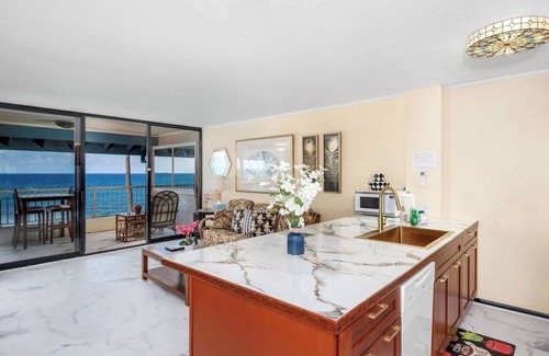 Historic Kailua Village Condo | "Breathtaking. Best View & Location!" ★n2024 Remodel, Top Floor Oceanfront