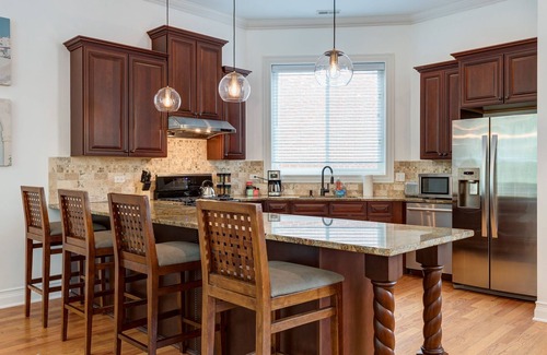 Tri-Taylor Apartment | Breathtaking & Bright: Designer 2BD with Garage