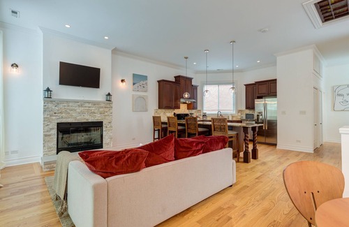 Tri-Taylor Apartment | Breathtaking & Bright: Designer 2BD with Garage