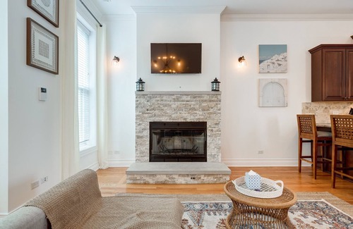 Tri-Taylor Apartment | Breathtaking & Bright: Designer 2BD with Garage