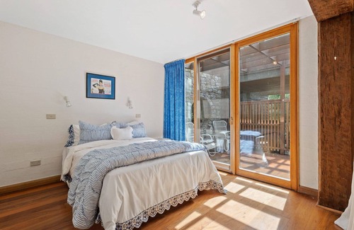 Guerilla Bay House | Breathtaking Clifftop Retreat