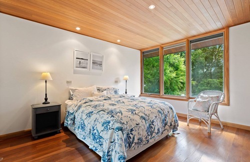 Guerilla Bay House | Breathtaking Clifftop Retreat