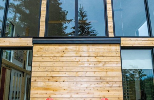 Mauricie House | Breathtaking Escape w/Fireplace, BBQ, Wellness & Soothing Du Loup river View