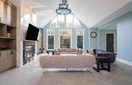 Bluewater Beach Villa | Breathtaking Estate in Tiny with Hot tub & Pool