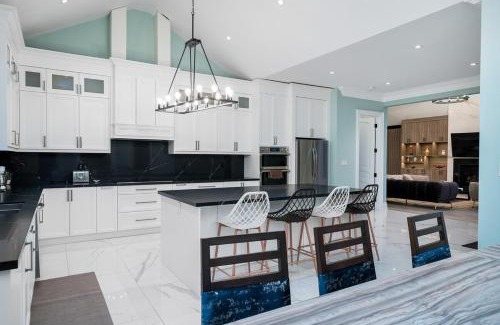 Bluewater Beach Villa | Breathtaking Estate in Tiny with Hot tub & Pool