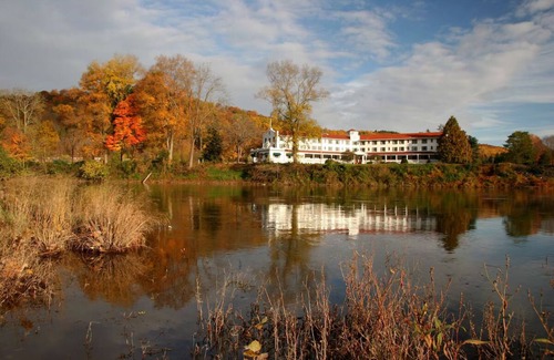 Shawnee On Delaware House | Breathtaking Getaway | Outdoor Recreation Near Hiking Trails | Spa Escape
