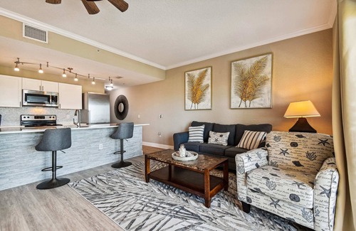 Treasure Island Apartment | Breathtaking Gulf View ~ 2min to Beach ~ Pool ~ Pkg