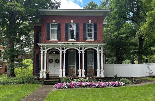 Niles House | Breathtaking Historic Home minutes from Notre Dame