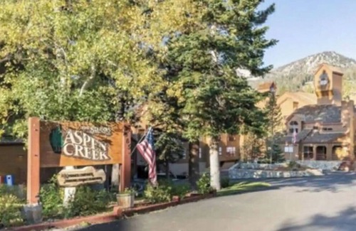 Mammoth Lakes Condo | Breathtaking Hot Tub Views and Walk to Eagle Lift!