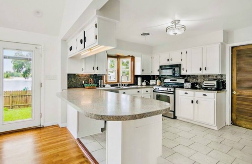 Manteno House | Breathtaking Lakefront Retreat- Manteno Lake House