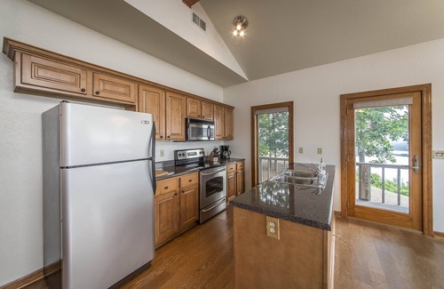 Quitman House | Breathtaking Lakeview GUEST Home in Diamond Bluff