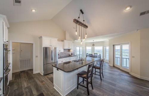 Quitman House | Breathtaking Lakeview Home in Diamond Bluff