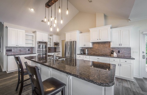 Quitman House | Breathtaking Lakeview Home in Diamond Bluff