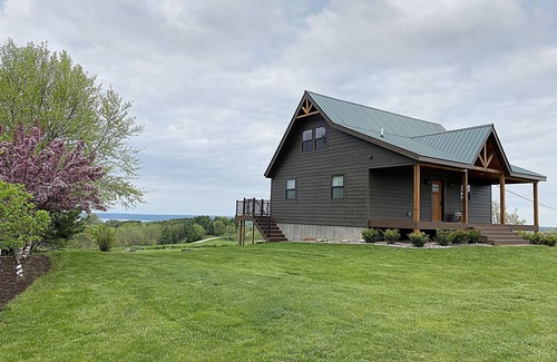 Eastman Cabin | Breathtaking Mississippi Views at Varo View Cabin