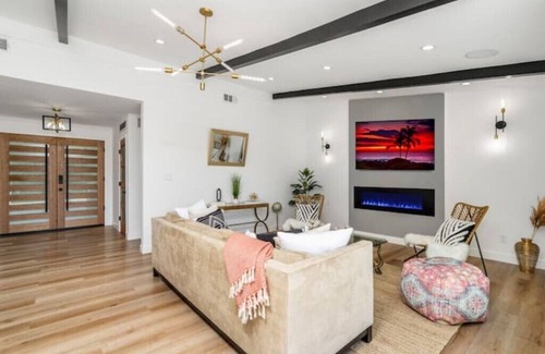 Tarzana House | Breathtaking Modern Home with pool & amazing viewsn