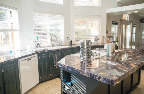 Ramona House | Breathtaking Mountain House with great trails & amenities - Sleeps 14!