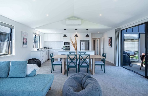 Wanaka House | Breathtaking Mountain Panorama