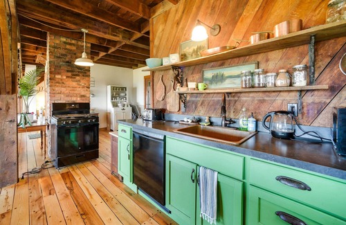 North Pownal Cabin | Breathtaking Mtn Views: Stylish Rustic Retreat!