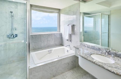 Kahului Hotel | Breathtaking Oceanfront Suite with Pool Privileges | Maui's Idyllic Hideaway