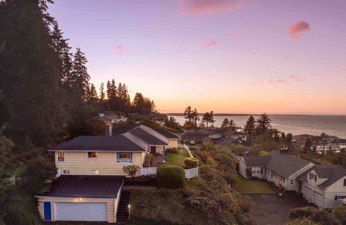 Astoria House | Breathtaking Panoramic Views of the Columbia River and Bridge, Pet Friendly, Open Layout, Great Deck