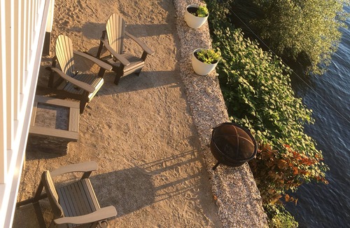 Saratoga Springs Apartment | Breathtaking sunsets, right on Saratoga Lake! Just 5 minutes from the track!