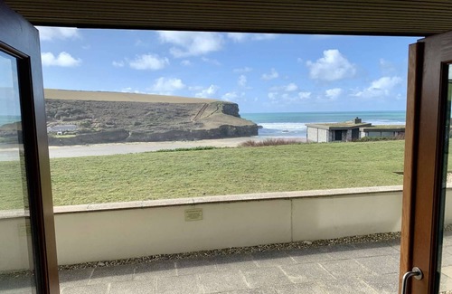 Mawgan Porth Apartment | Breathtaking Sea Views, Two minutes walk to Beach - Mawgan Porth, Cornwall