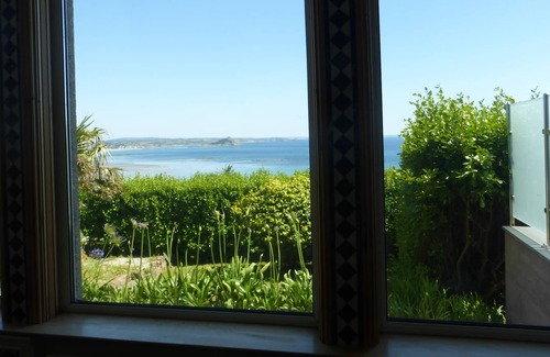Chysauster Apartment | Breathtaking Sea Views Modern Luxury Spacious Apt, Garden, Parking