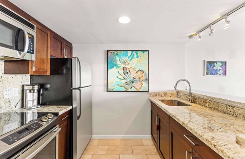 Ala Moana Apartment | Breathtaking Studio Ocean Views! Pool! Beach!