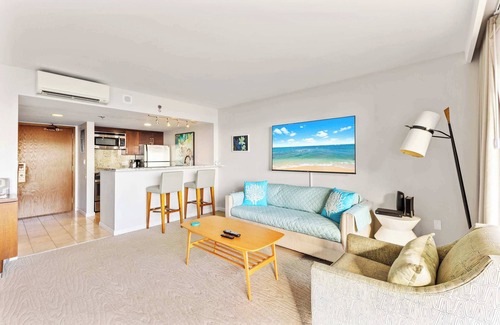 Ala Moana Apartment | Breathtaking Studio Ocean Views! Pool! Beach!