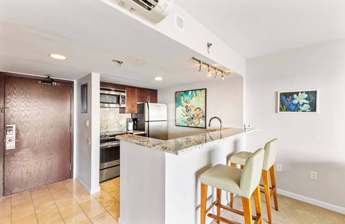 Ala Moana Apartment | Breathtaking Studio Ocean Views! Pool! Beach!