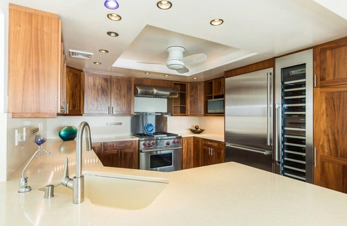 Wailua House Lots Condo | Breathtaking Sunrise View Oasis 3 Bedroom Sleeps 6, Oceanfront Luxury, Pool & AC
