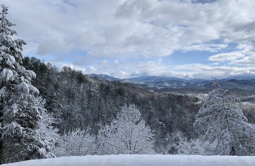 Townsend Cabin | Breathtaking Sunrises in the Smokies : A Cabin for Families near Cades Cove