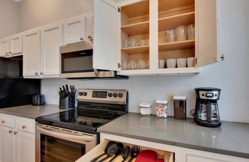Shaw House | Breathtaking Unit in Shaw - 4 Queen beds 1E