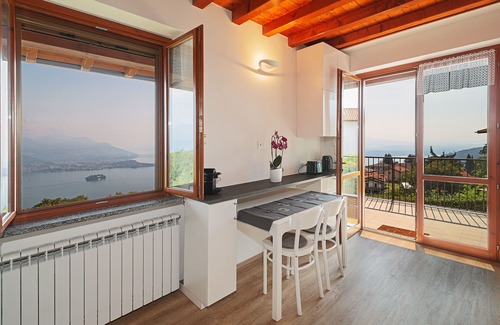 Levo House | Breathtaking View over the Lake, Charming House surrounded by Nature