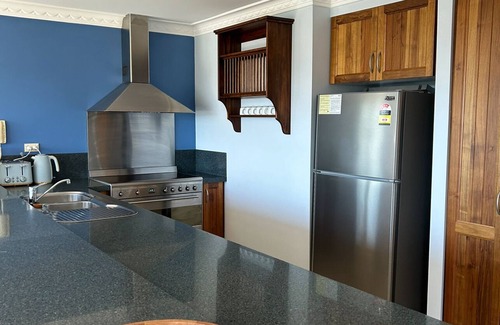 South Coast House | Breathtaking views, walking distance to the beach!