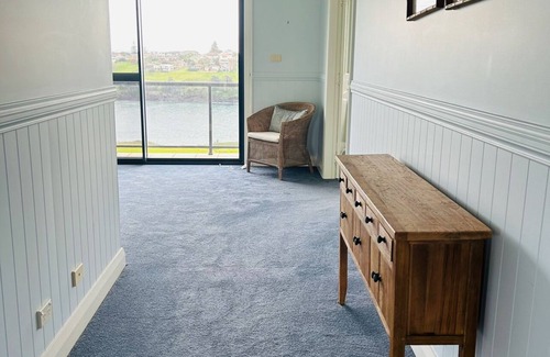 South Coast House | Breathtaking views, walking distance to the beach!