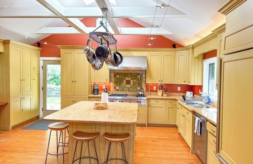 Waitsfield House | Breathtaking Views 7 Bedroom Estate w/Hot Tub