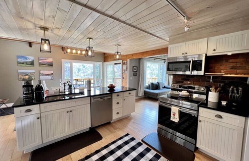 Sandgate House | Breathtaking views at Hillside Getaway