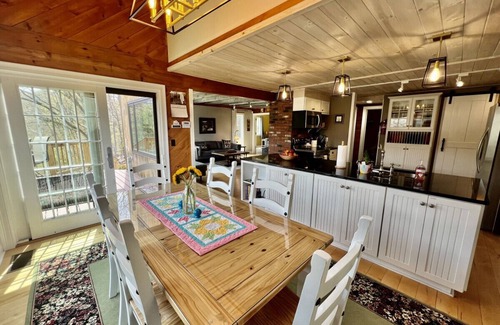 Sandgate House | Breathtaking views at Hillside Getaway