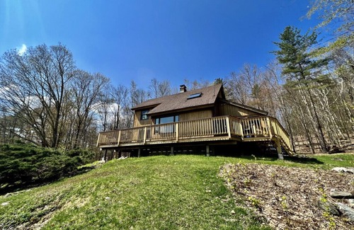 Sandgate House | Breathtaking views at Hillside Getaway