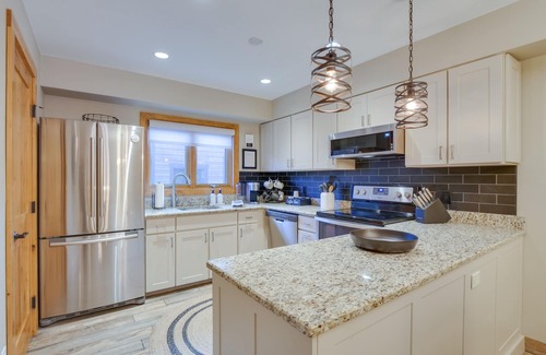Four O'Clock House | Breck Townhome w/Balcony: Walk to Ski Lifts!