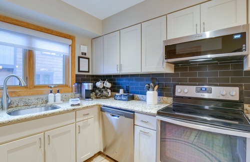 Four O'Clock House | Breck Townhome w/Balcony: Walk to Ski Lifts!
