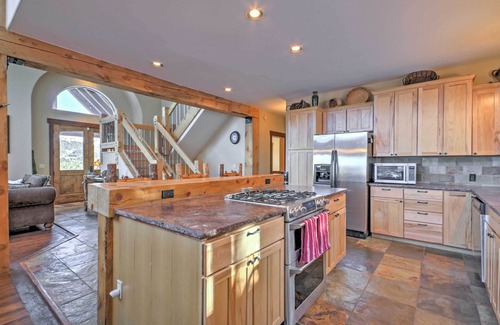 Quandary Village House | Breckenridge 'Sky Lodge' w/Hot Tub + Gas Grill!