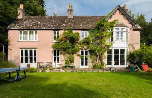 Crickhowell House | Brecon Beacons Old Vicarage, stunning garden & views