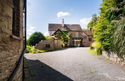 Crickhowell House | Brecon Beacons Old Vicarage, stunning garden & views
