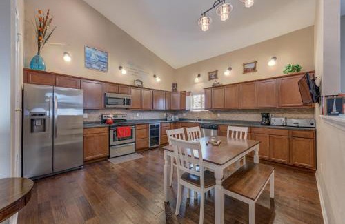Pepin Apartment | Breeze Condo - Luxury Stay 2 Blocks from Beach