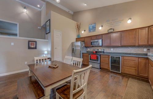Pepin Apartment | Breeze Condo - Luxury Stay 2 Blocks from Beach